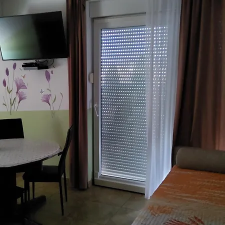 15 Apartment Split